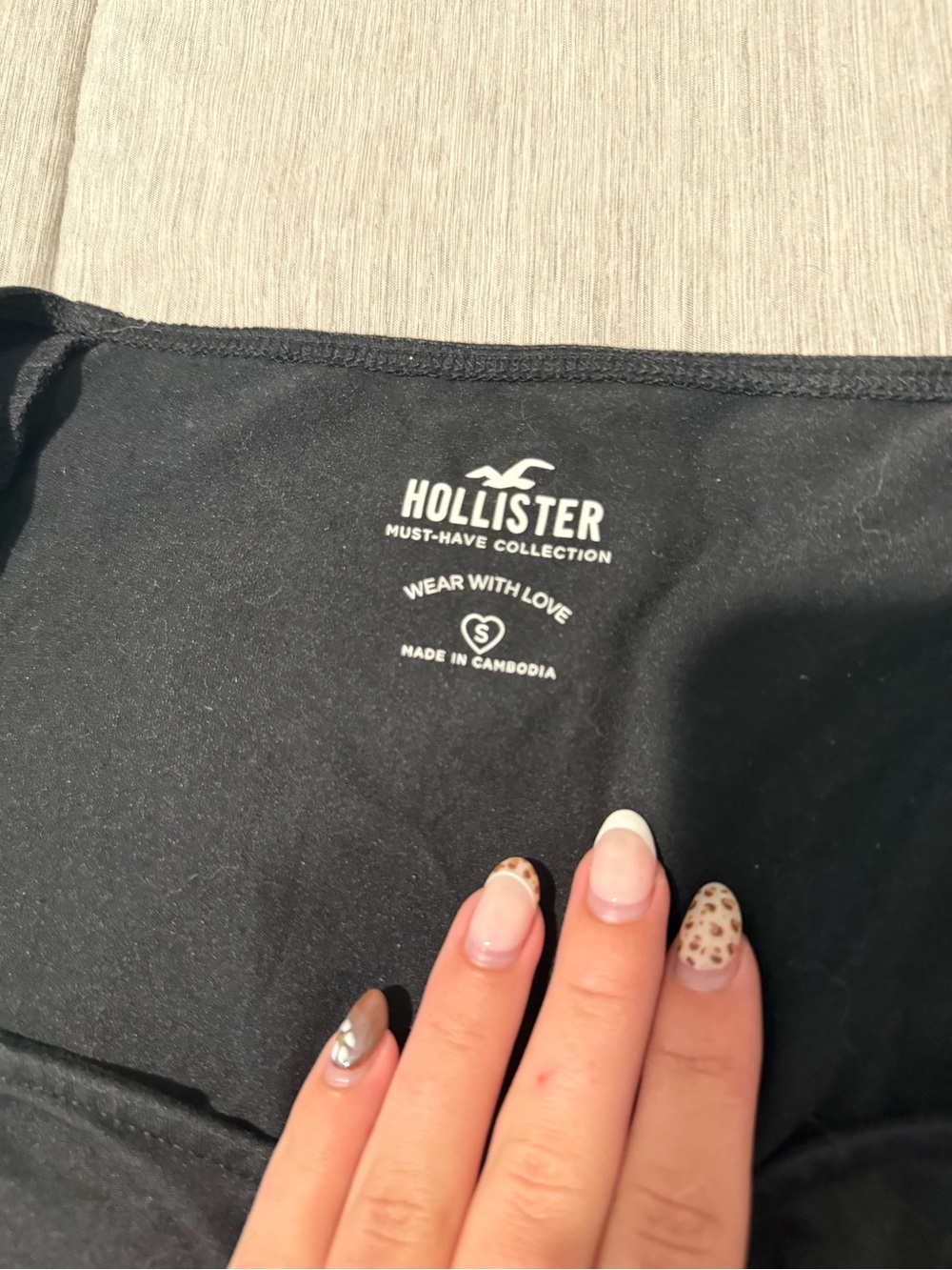Hollister Black Scoop Neck Cap Sleeve Tee - Picture 2 of 3